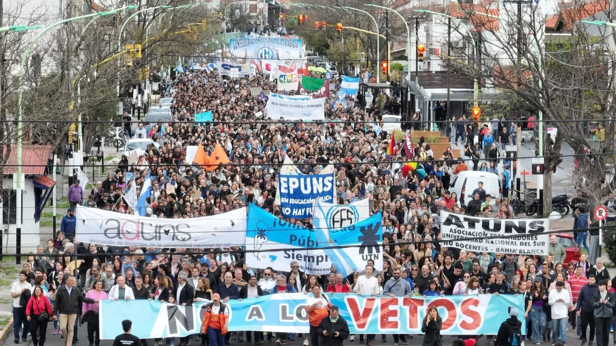 El intendente Susbielles profundiza el choque contra Milei en busca de un mejor resultado en octubre 3 Importante marcha en Bahía Blanca contra el recorte de Milei y los vetos