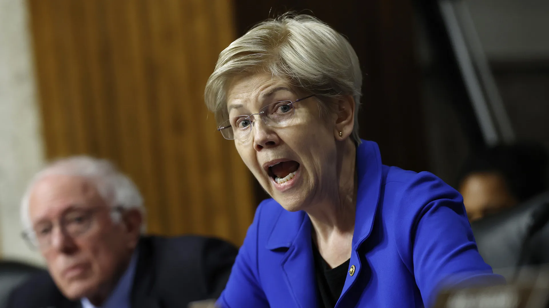 Elizabeth Warren acusa a Trump de ayudar a sus amigos corruptos
