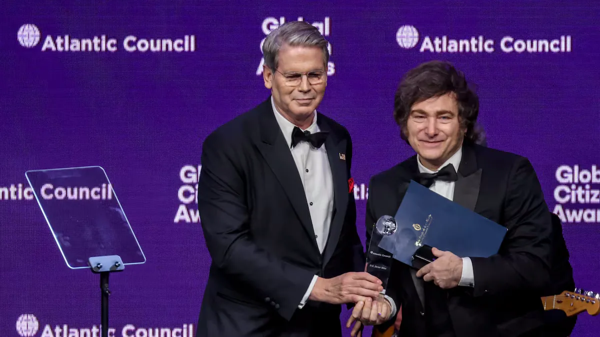 Los libertarios contra la agenda woke de soros dependen de su CIO