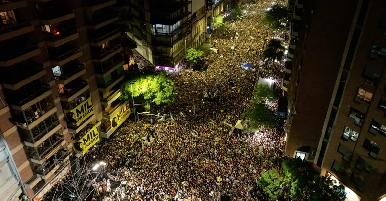 Córdoba dejó de rugir: el “sí se puede” de Milei reunió menos de 3.000 personas y encendió las alarmas 3 cierre campana javier milei cordoba ano 2023