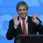 Los pesos se van al dólar a días de las elecciones?