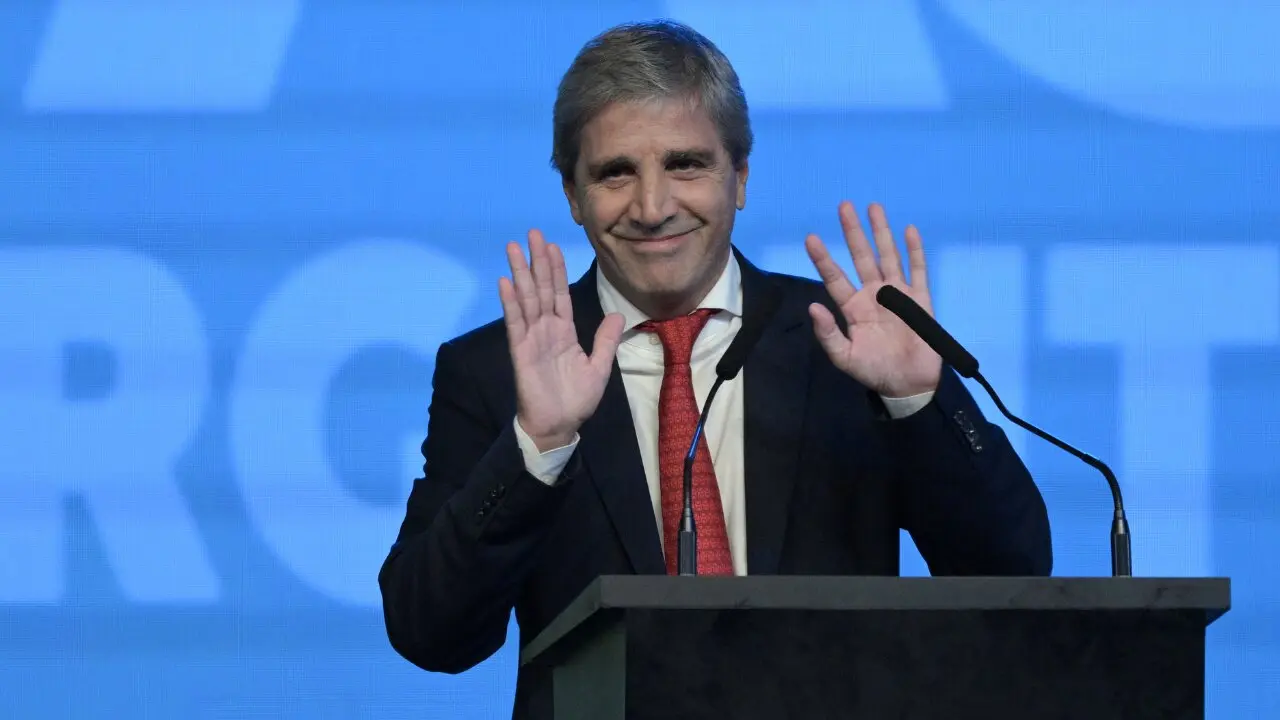 Los pesos se van al dólar a días de las elecciones?
