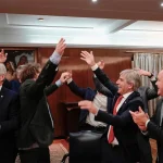 ni con la ayuda de scott bessent pueden frenar al dólar