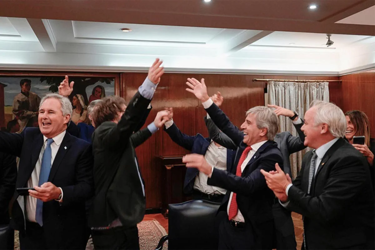 ni con la ayuda de scott bessent pueden frenar al dólar