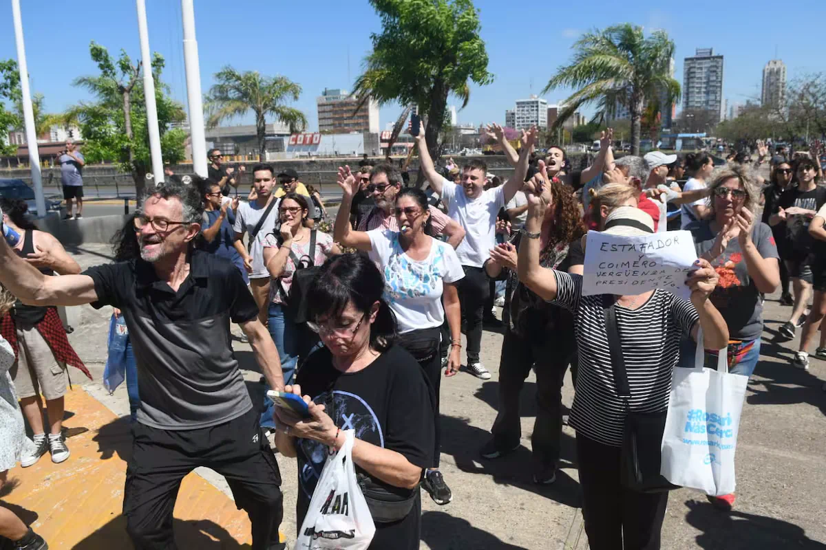 se suceden los escraches a milei en la campaña