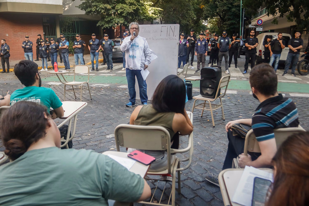 Adorni le tiene miedo a los profesores de Filosofía y Letras